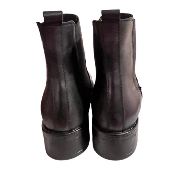 Eric Michael- Black Leather Pull-On
Booties Size: 5.5 - Picture 4 of 9